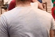 网红弟弟挨打哥哥站一边吃瓜群众,吃瓜群众看热闹